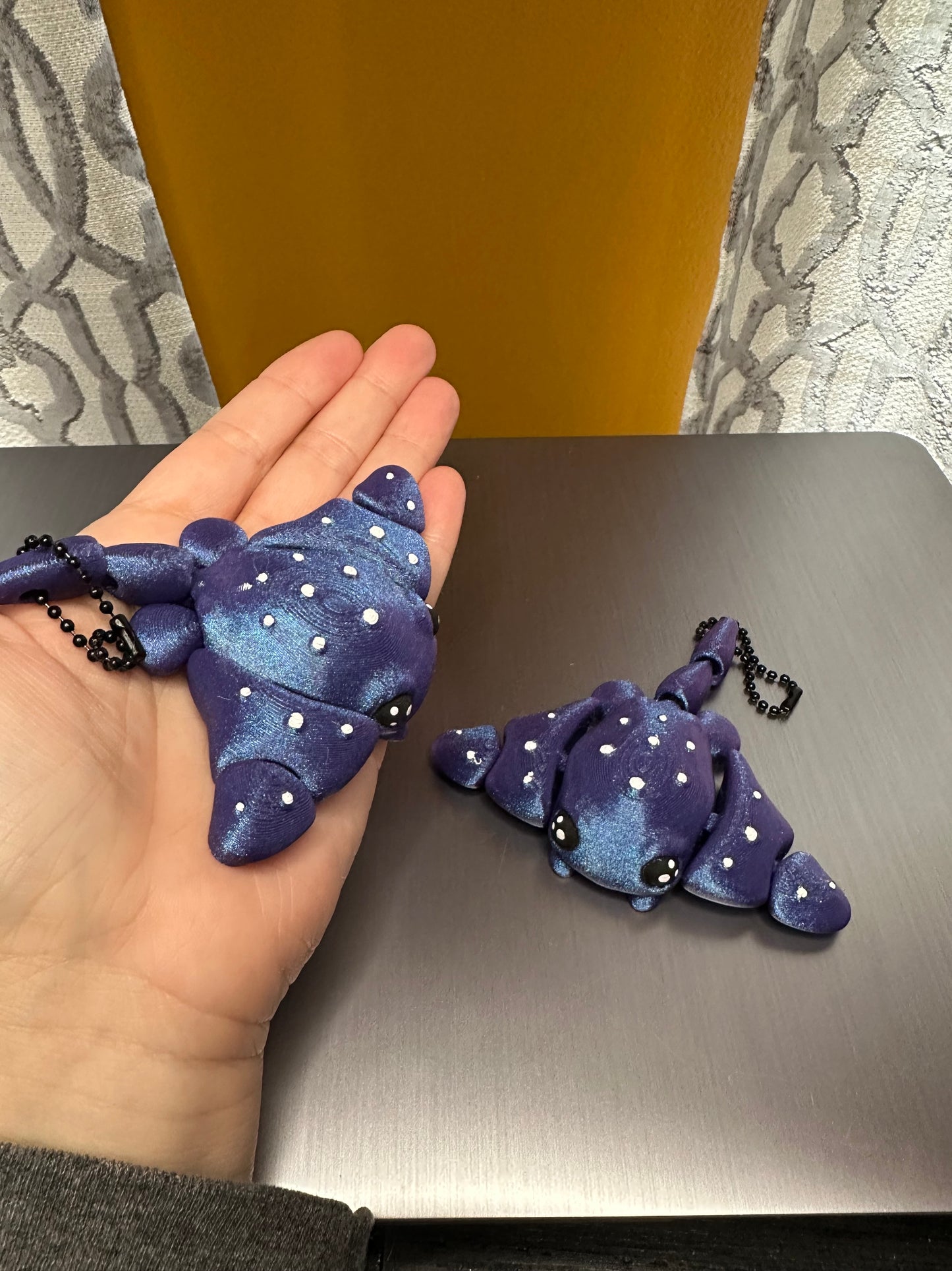 Cheeser Fox designs Manta ray fidget keychain